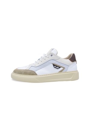 Witte lage sneaker met een beige suède neus, lichtblauwe zijaccenten, donkerbruine hielstrook en beige zool.