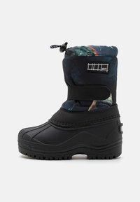 Bota de nieve de goma negra con una parte superior acolchada que presenta un estampado colorido de espacio, cierre con toggles ajustables y suela texturizada para un buen agarre.