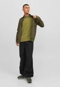 Jack & Jones CLASSIC TEE CREW NECK - Camiseta básica - olive branch