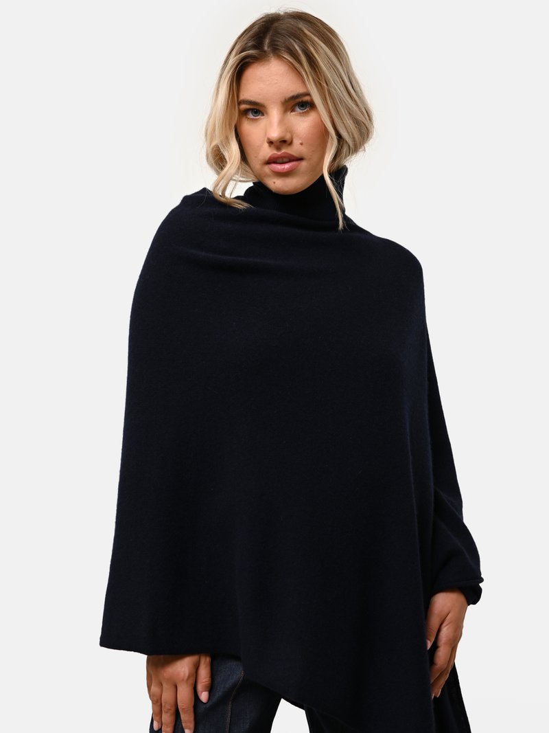 Poncho blu navy realizzato in materiale morbido, con un design rilassato dotato di colletto alto e vestibilità ampia. Una forma semplice ed elegante senza decorazioni.