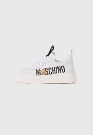 Witte sneakers met zwart "Moschino" logo en berenafbeelding. Glad materiaal, ronde neus, witte zool en contrasterende zwarte trekband.