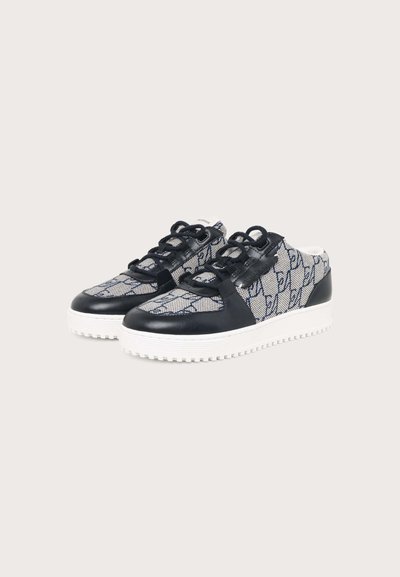 Ζευγάρι μαύρα και λευκά slip-on sneakers με λεπτομέρειες από δαντέλα και επάνω μέρος από υφασμάτινο με σχέδιο, με παχιά λευκά πέλματα και υφή για καλύτερη πρόσφυση.