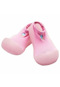 Zapatillas de color rosa sin cordones con parte superior de malla y suelas de goma redondeadas. Presentan un bordado de cono de helado en ambos zapatos. Acabado de textura suave.