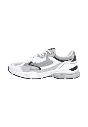 Scarpa atletica bianca e grigia con pannelli in rete, dettagli in suede, particolari neri, punta arrotondata e una suola spessa e ammortizzata.