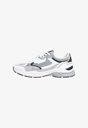 Witte en grijze sportschoen met mesh panelen, suede accenten, zwarte details, ronde neus en een dikke gevoerde zool.