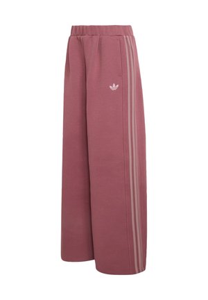 Široke dusty pink Adidas hlače s elastičnim strukom, tri svjetlije bočne pruge i trefoil logo na gornjem dijelu bedra.