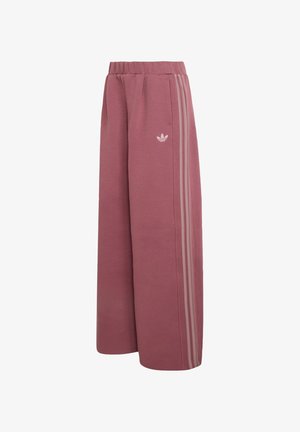 Široke dusty pink Adidas hlače s elastičnim strukom, tri svjetlije bočne pruge i trefoil logo na gornjem dijelu bedra.