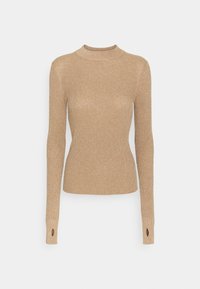 Pull beige en maille côtelée à manches longues avec col montant et trous pour les pouces aux poignets, conçu pour un ajustement près du corps.