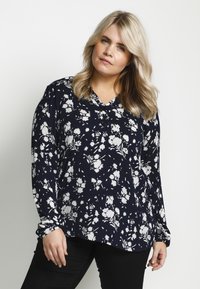 Kaffe Curve - MIRA AMI BLOUSE - Blouse - midnight m. / chalk big flower Thumbnail Image 1