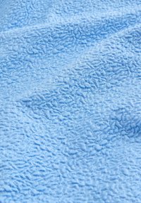 Material moale de fleece albastru cu un model texturat și ridicat, cu ușoare pliuri ce creează un aspect confortabil și cald.