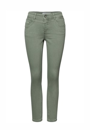 Oliivinvihreät naisten slim-fit-farkut, joissa on nappisuljin, etutaskut ja vyölenkit, valkoisella taustalla.