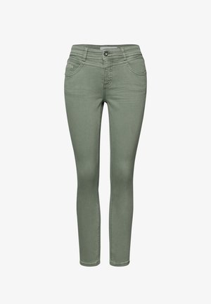 Jeans ajustados para mujer de color verde oliva con cierre de botón, bolsillos delanteros y trabillas para cinturón, exhibidos sobre fondo blanco.