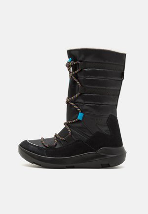Schwarze wasserdichte Winterstiefel mit einem Obermaterial aus Wildleder und Nylon, bunten Schnürsenkeln und einem plüschigen weißen Pelzfutter am oberen Rand. Leichte Sohle.