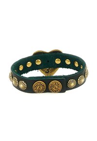 Bracciale in pelle nera con borchie e accessori dorati, con un interno in suede verde e una chiusura a forma di cuore. Texture e dettagli notevoli presenti.