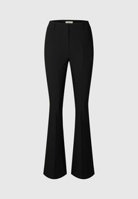 Pantalon noir taille haute, cintré avec une légère évasement en bas, passants pour ceinture et détails de coutures à l'avant sur fond gris clair.