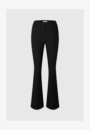 Černé černé kalhoty s vysokým pasem, mírně rozšířené dole, s poutky na pásek a detaily předních švů na světle šedém pozadí.