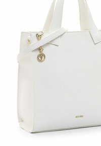 Balta teksturēta rokassomiņa ar divām rokturām, noņemamu siksniņu un zelta akcenta piekariņu, piedāvājot elegantu, strukturētu dizainu.