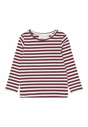 Kinder shirt met lange mouwen met horizontale witte en donkerrode strepen en een ronde halslijn, plat gelegd op een witte achtergrond.