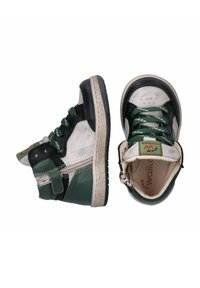 Scarpe alte per bambini verde e nere con accenti bianchi. Le caratteristiche includono chiusura con lacci e zip, suola strutturata e dettaglio del logo.