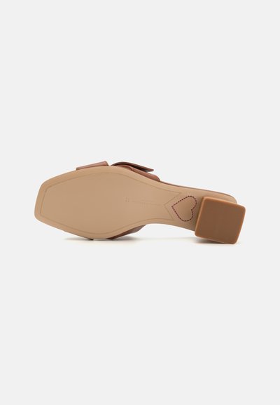 Sophia Webster BLAIR LOW MULE - Mules de tacón - caramello