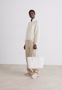 Lacoste SHOPPING BAG - Velika torba - farine petunia