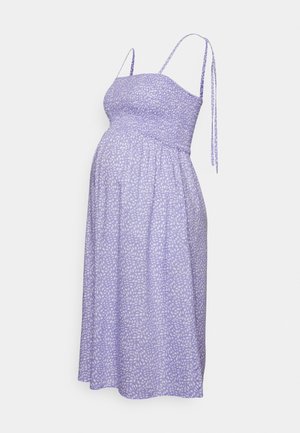 Syrenlilla graviditetskjole med en tætsiddende overdel, smockdetaljer og tynde stropper. Har et blomsterprint og et flydende skørt.