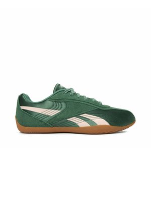 Sneaker verde basse con strisce bianche e suola color gomma, realizzata in suede e tessuto, con chiusura con lacci.