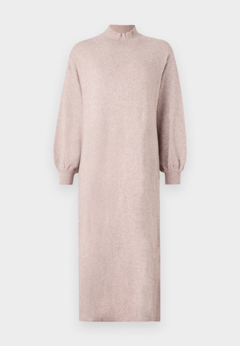 Sukienka z długim rękawem i wysokim kołnierzem, wykonana z miękkiej dzianiny w odcieniu beżu. Charakteryzuje się luźnym krojem, lekko bufkami przy rękawach oraz prążkowanymi mankietami.