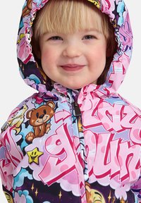 Spalvinga gobtuvų striukė su animacinių filmų grafikomis; rožinė, violetinė ir mėlyna spalvos. Yra su užtrauktuku ir elastinėmis rankovėmis.