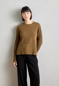 Bruine geribbelde gebreide sweater met een ronde hals en lange mouwen, met een gestructureerd lijf en contrasterende geribbelde manchetten en zoom.