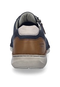 Námořnická kožená obuv s hnědým koženým akcentem na patě, bílým prošíváním, polstrovaným límcem a gumovou podrážkou. Detail se zipem na straně.