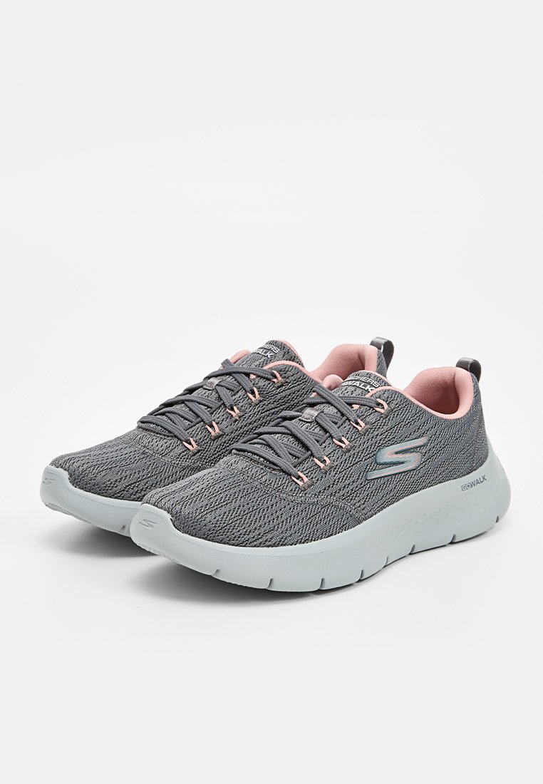 Graue Sportschuhe mit einem strukturierten Mesh-Obermaterial, hellrosa Akzenten und einer gepolsterten hellblauen Sohle. Enthält eine herausnehmbare Einlegesohle.