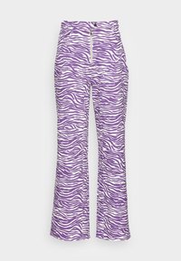 Calças de cintura alta em roxo com riscas de zebra brancas, apresentando um fecho na parte da frente e um design de perna larga. Feitas de um tecido liso e elástico.