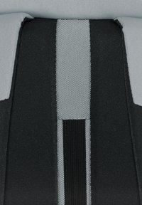 Tissu noir et gris avec une bande réfléchissante verticale centrale et une bande de fixation à crochet et boucle noire sur un matériau rembourré.