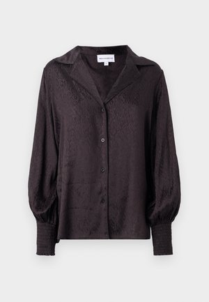 Blusa preta em satin com um subtil padrão animal, fecho de botões e corte solto. Apresenta mangas volumosas e detalhes franzidos nos punhos.