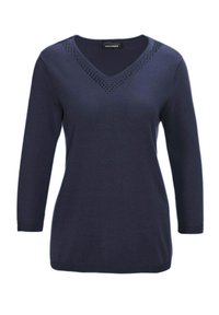 Maglione blu navy con scollo a V e maniche a tre quarti; presenta un motivo a diamante testurizzato lungo lo scollo; tessuto a maglia morbido.