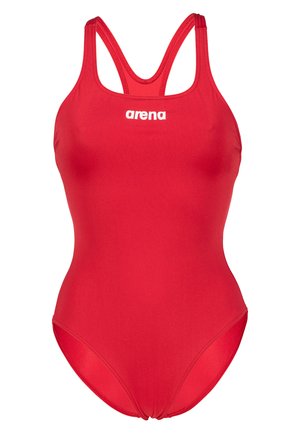 Maillot de bain une pièce rouge avec un design dos nageur, fabriqué dans un tissu extensible. Présente le logo "arena" en blanc à l'avant. Texture douce.
