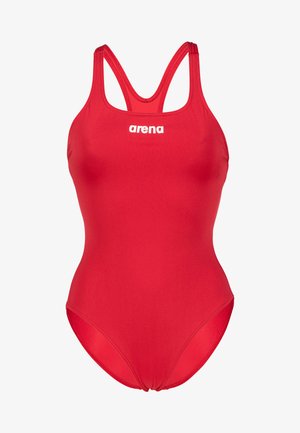 Czerwony jednoczęściowy strój kąpielowy z wycięciem na plecach, wykonany z elastycznego materiału. Z przodu znajduje się białe logo "arena". Gładka tekstura.