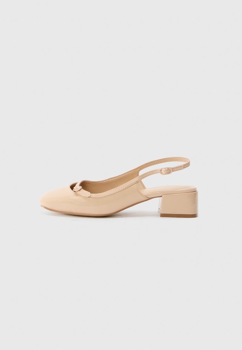Beiger Lacklederschuh mit Slingback, quadratischer Spitze, kleinem Blockabsatz und dekorativem Schleifendetail am vorderen Riemen.