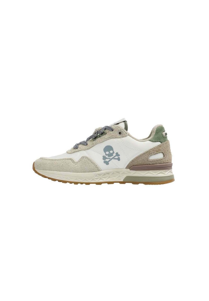Zapatillas de ante gris con paneles de cuero blanco, que presentan un logo de calavera azul, cordones grises y una suela de goma texturizada en tono beige.