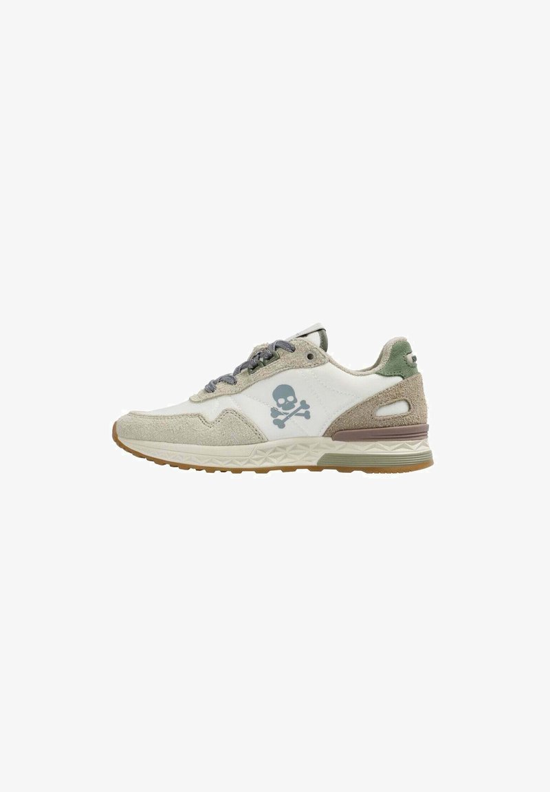 Zapatillas de ante gris con paneles de cuero blanco, que presentan un logo de calavera azul, cordones grises y una suela de goma texturizada en tono beige.