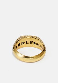 Goldfarbener Ring mit polierter Oberfläche, der ein strukturiertes Design aufweist und auf der Innenseite des Bandes "MAPLE SILVER" eingraviert ist.