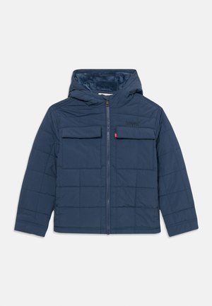 Granatowa pikowana kurtka z kapturem, z dwoma przednimi kieszeniami, zapinana na zamek, z miękką podszewką. Logo "Levi's" na piersi.