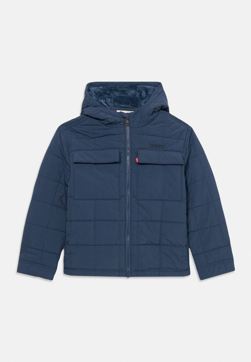 Tengerészkék steppelt dzseki kapucnival, két elülső zsebbel, cipzáros záródással és puha belső béléssel. "Levi's" logó a mellrészen.