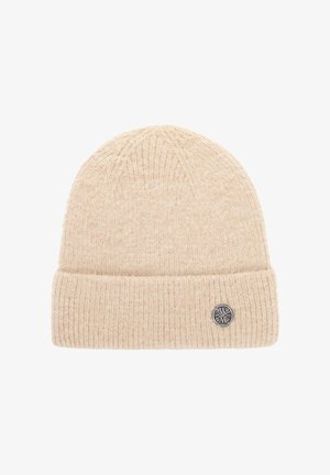 Gorro beige de punto con textura acanalada y borde doblado. Cuenta con una pequeña placa metálica decorativa en el lateral.