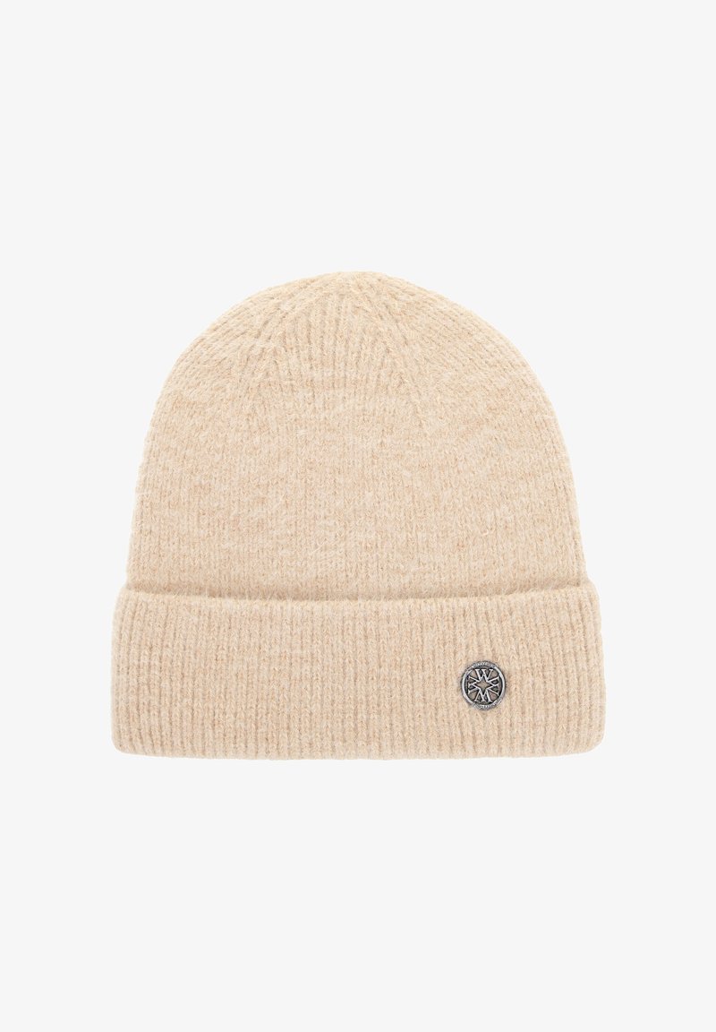 Gorro beige de punto con textura acanalada y borde doblado. Cuenta con una pequeña placa metálica decorativa en el lateral.