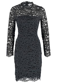 Svart knälång klänning med långa spetsärmar och blommig spetsöverdrag, figursydd silhuett och vågiga kanter vid nederkanten och halsringningen.