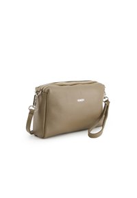 Olijfgroene lederen clutch met een gestructureerde afwerking, ritssluiting, een afneembare polsband en een klein logo op de voorkant.