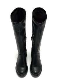 Botas de cuero negras hasta la rodilla con una textura suave, punteras redondeadas y un hardware mínimo. Cuentan con un ajuste ceñido en la pantorrilla.