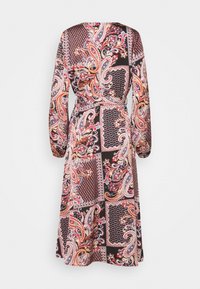 Robe à manches longues présentant un motif cachemire en rouge, jaune et bleu sur un fond sombre, avec une taille cintrée et une jupe fluide.